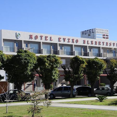Hotel Euzko Alkartasuna Macachín Extérieur photo