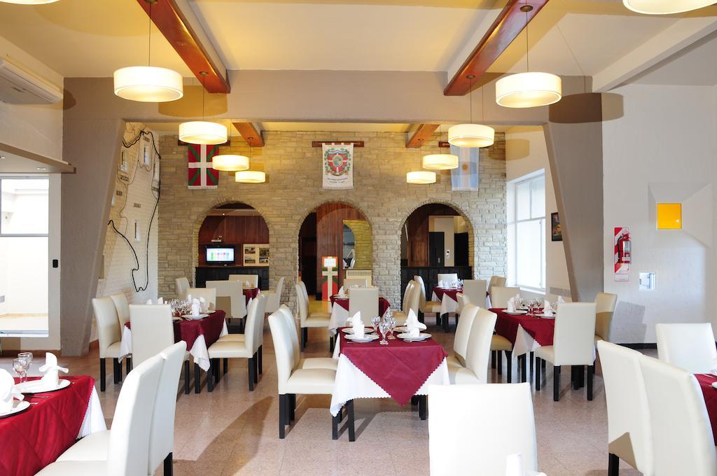 Hotel Euzko Alkartasuna Macachín Extérieur photo