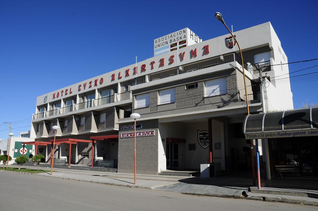 Hotel Euzko Alkartasuna Macachín Extérieur photo