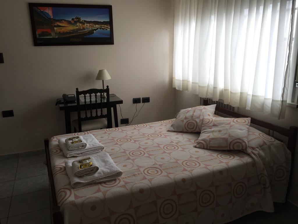Hotel Euzko Alkartasuna Macachín Extérieur photo