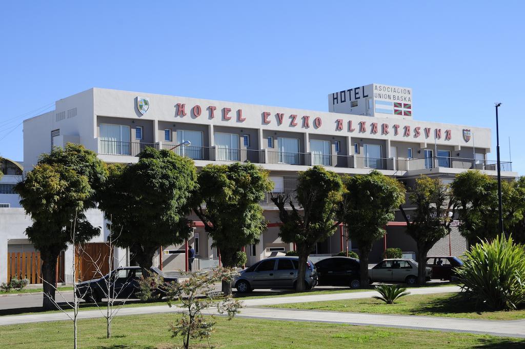 Hotel Euzko Alkartasuna Macachín Extérieur photo